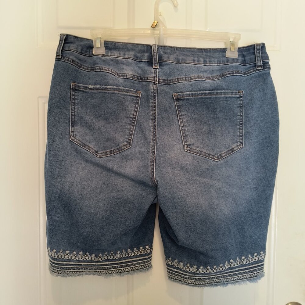 Cato Mid-rise 16W Jean Shorts with Embroidered hem LNC - Picture 2 of 5